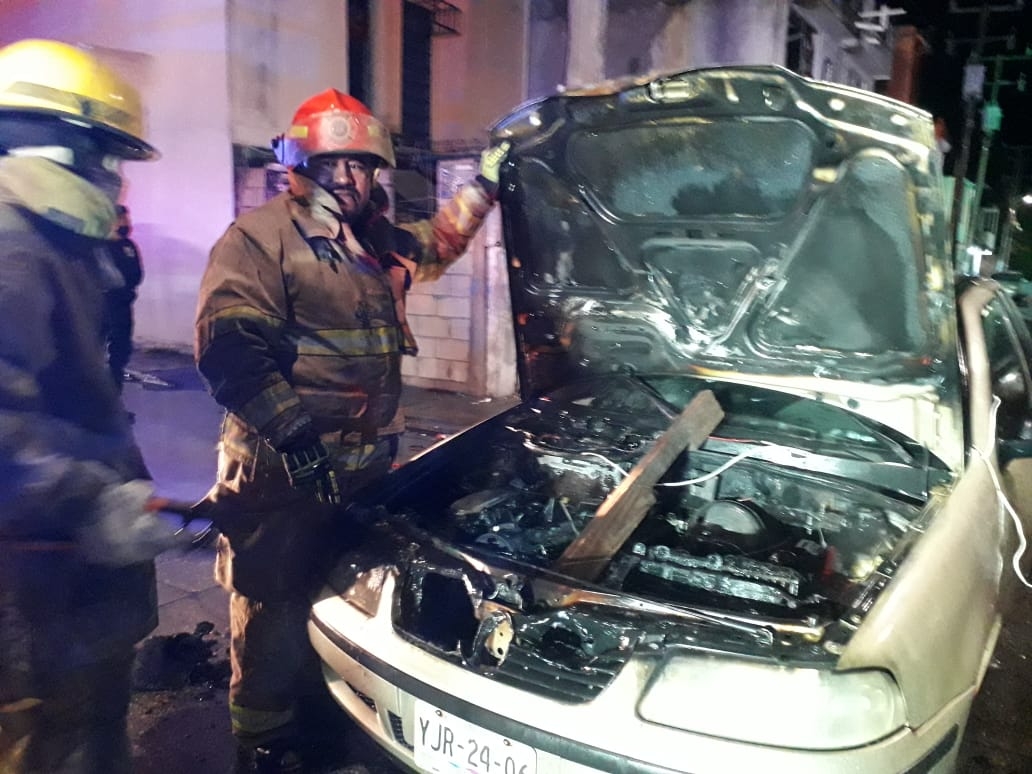 Se incendia automóvil por un cortocircuito en Ciudad del Carmen