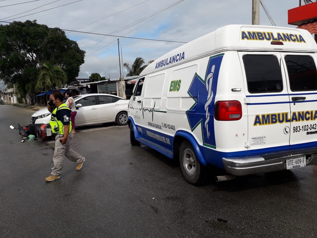 Conductora no respetó su alto y chocó a un motociclista en Chetumal