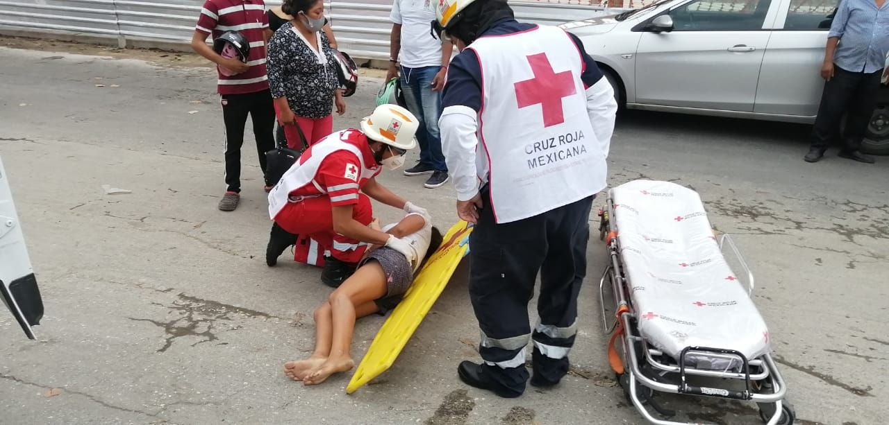 Mujer termina en el hospital tras caer de su motocicleta en Campeche