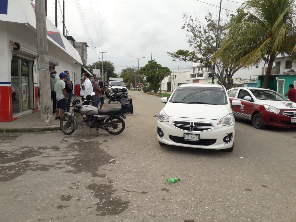 Por usar su teléfono, arrolla a motociclista en Ciudad del Carmen