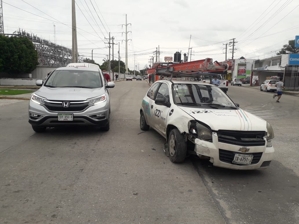 Aparatoso choque provoca daños de más de 60 mil pesos en Ciudad del Carmen