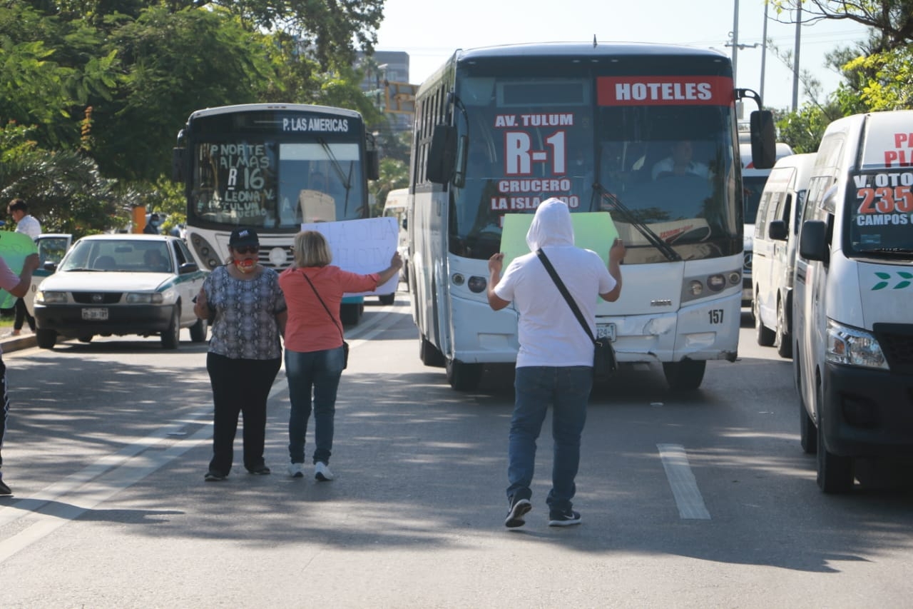 Socios de Uber marchan por las injusticias de tránsito en Cancún