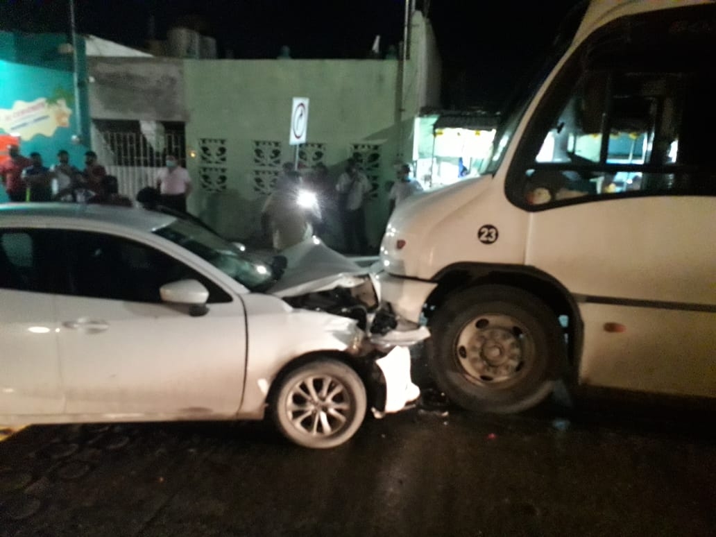 Imprudente conductor choca contra un camión y abandona su auto en Ciudad del Carmen