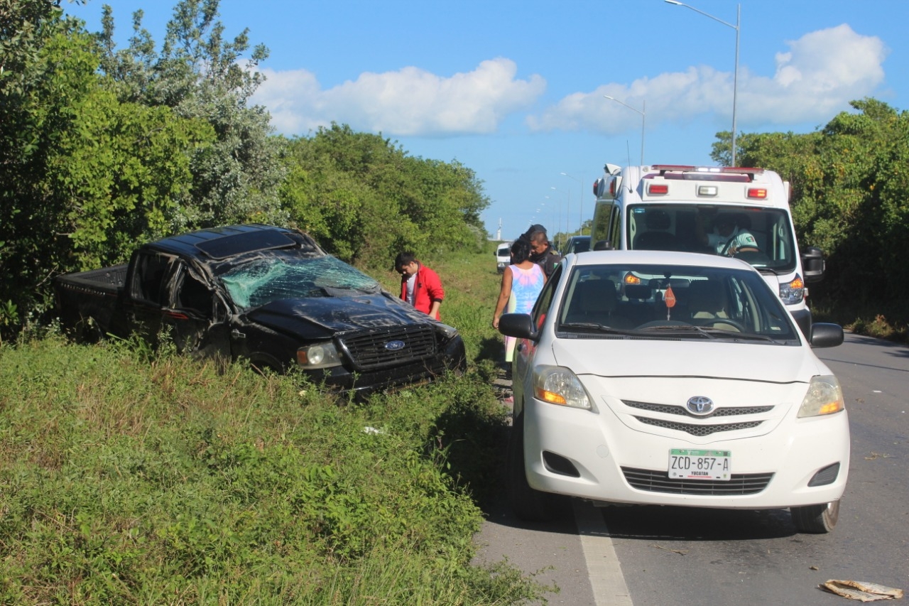 Mujer protagoniza aparatoso accidente en la carretera Mérida-Progreso