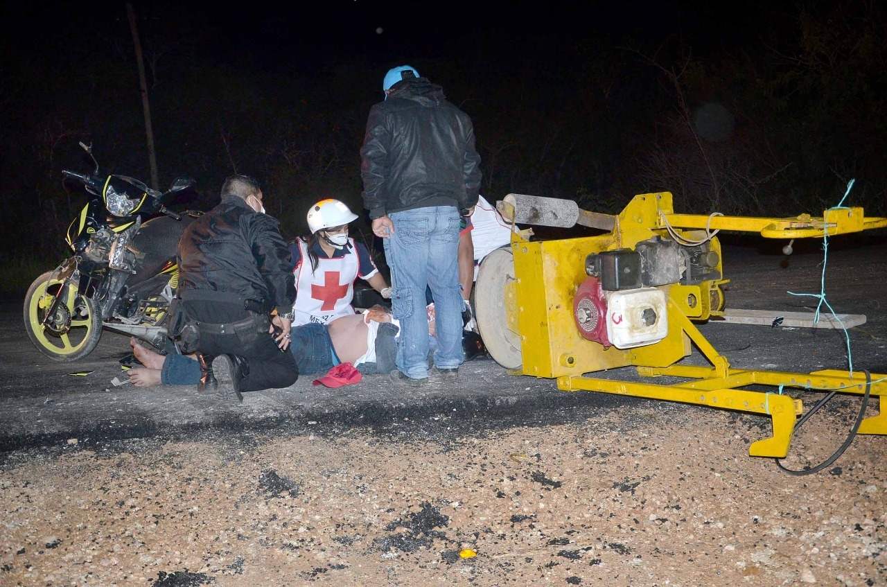 Motociclista grave tras chocar contra aplanadora en Hunucmá