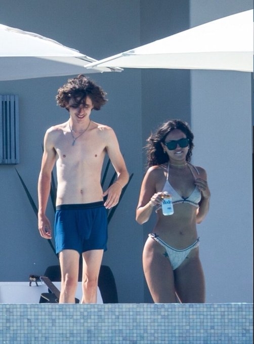 Captan a Eiza González besándose con Timothée Chalamet