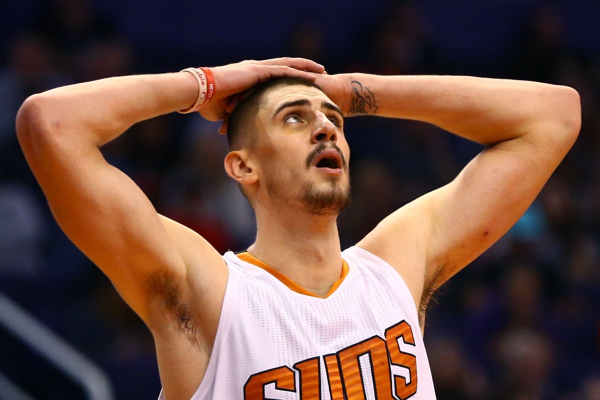 Alex Len es uno de los 16 jugadores con COVID-19