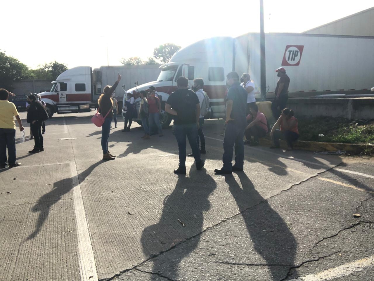 Trabajadores de Walmart realizan un plantón