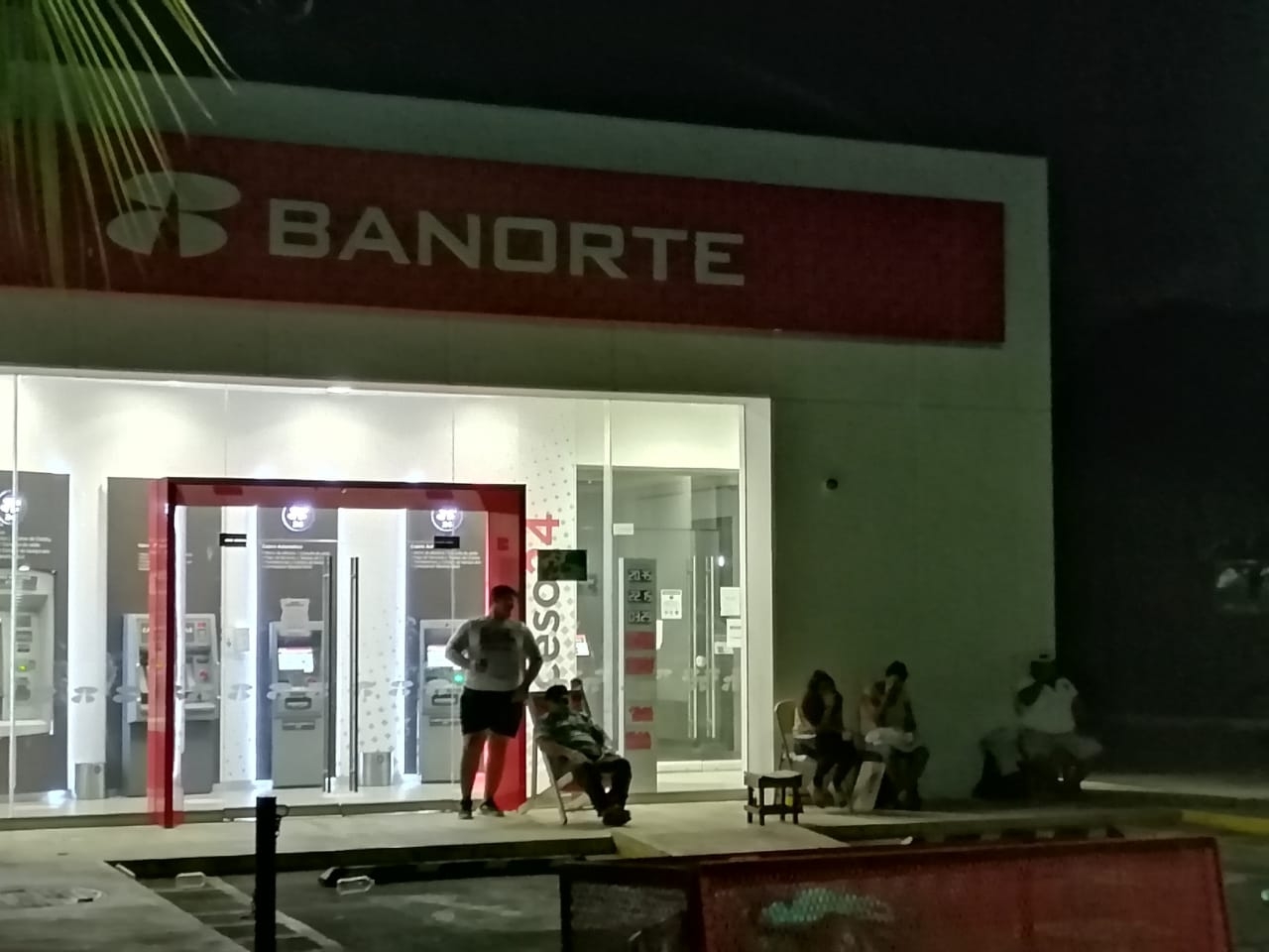 Un grupo de personas pasó la noche afuera del banco para cobrar sus apoyos del gobierno