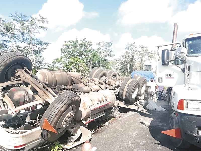 Trailero dormita y vuelca en el tramo Mérida-Cancún