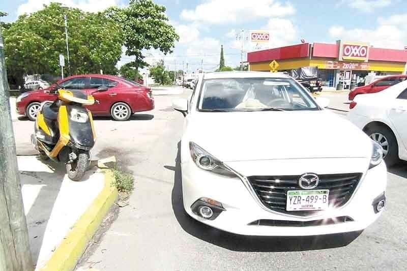 Motociclista se impacta contra un automóvil en Chuburná