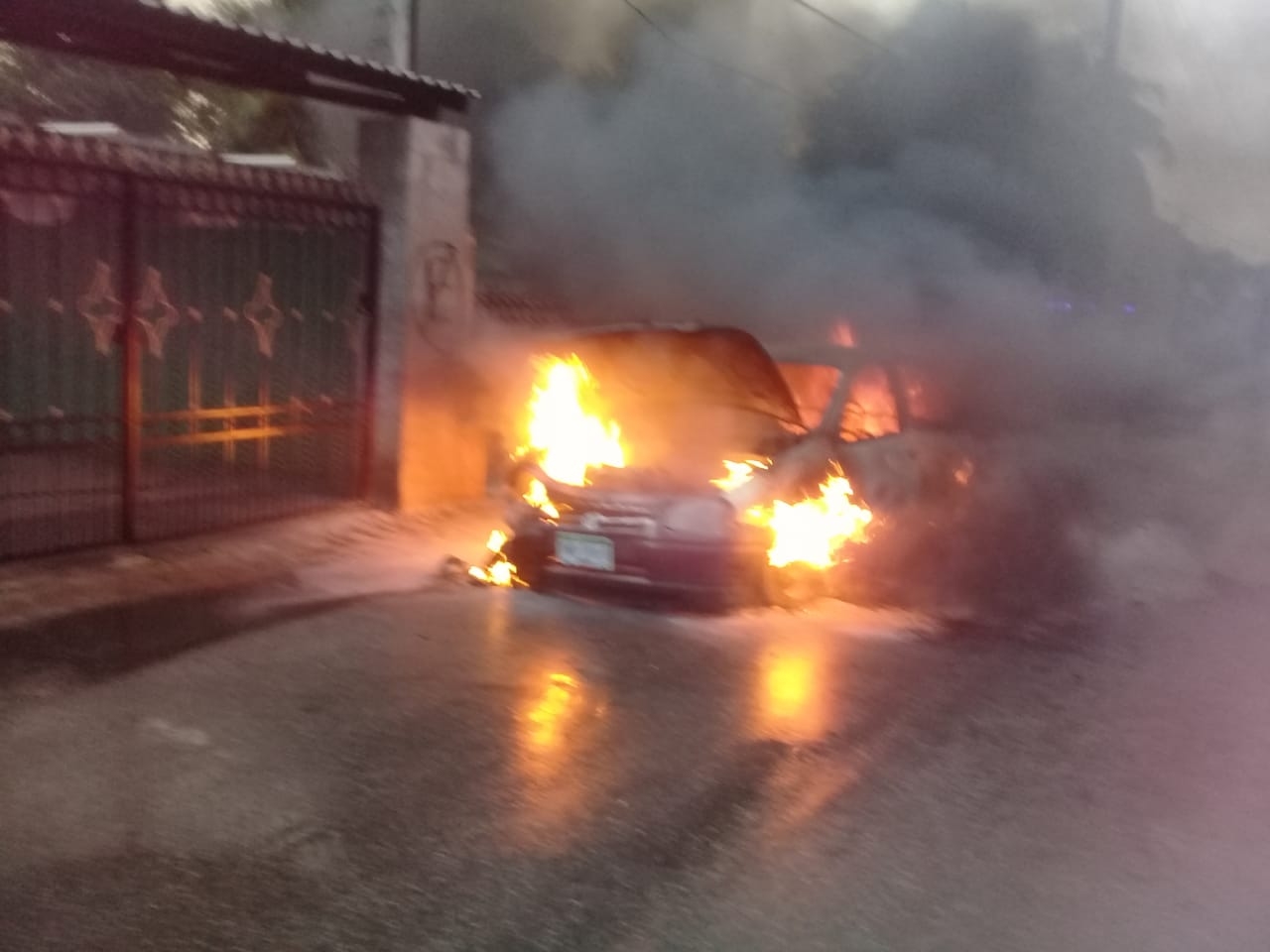 Vehículo se incendia en Oxkutzcab