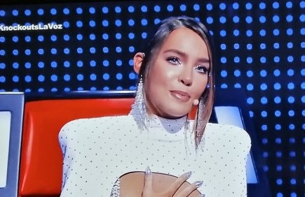 Belinda impacta con tremendo escote en La Voz