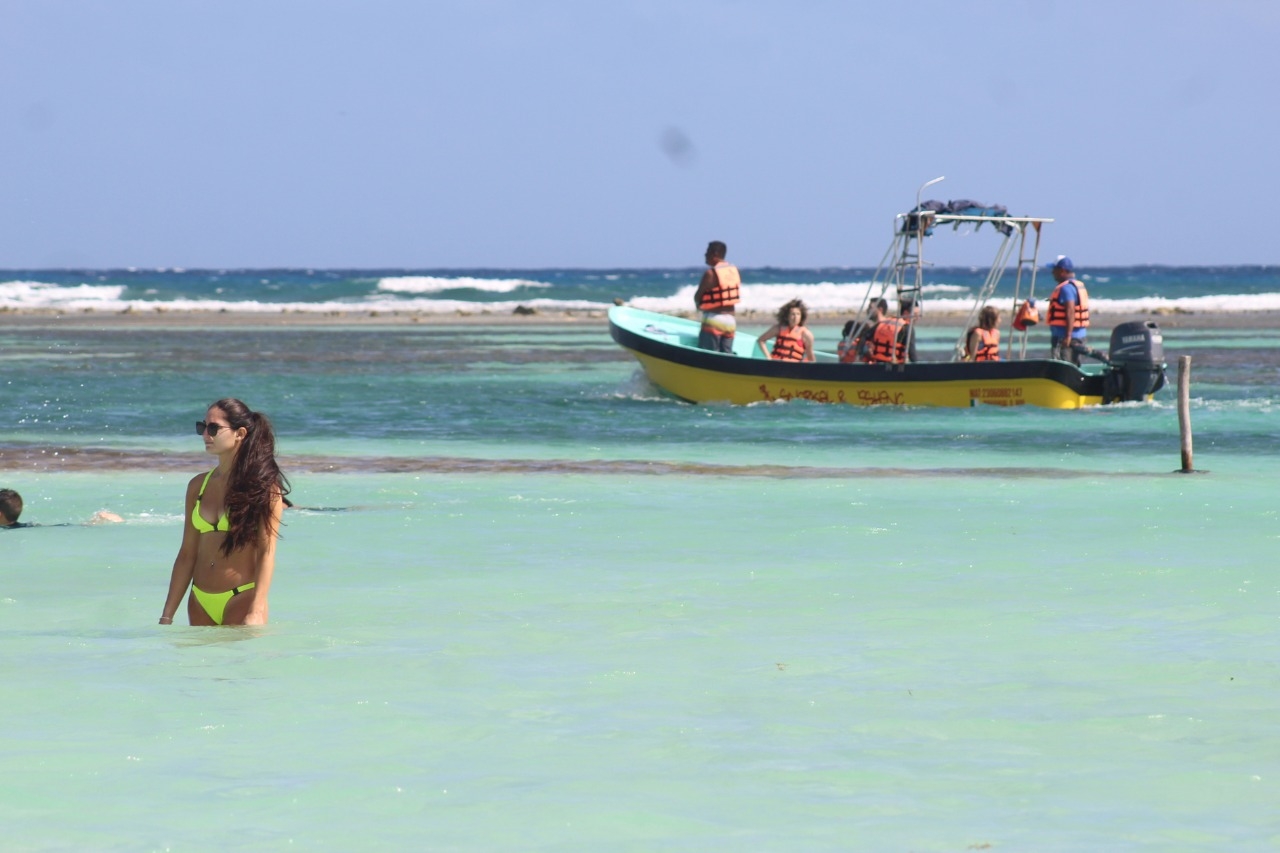 Mahahual recibe turistas durante temporada vacacional