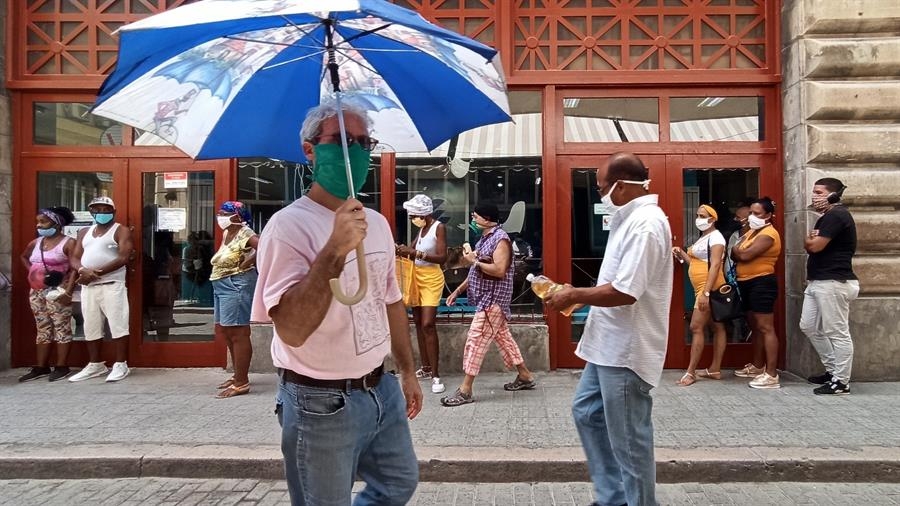 En Cuba todos los ciudadanos deben portar mascarilla (EFE)