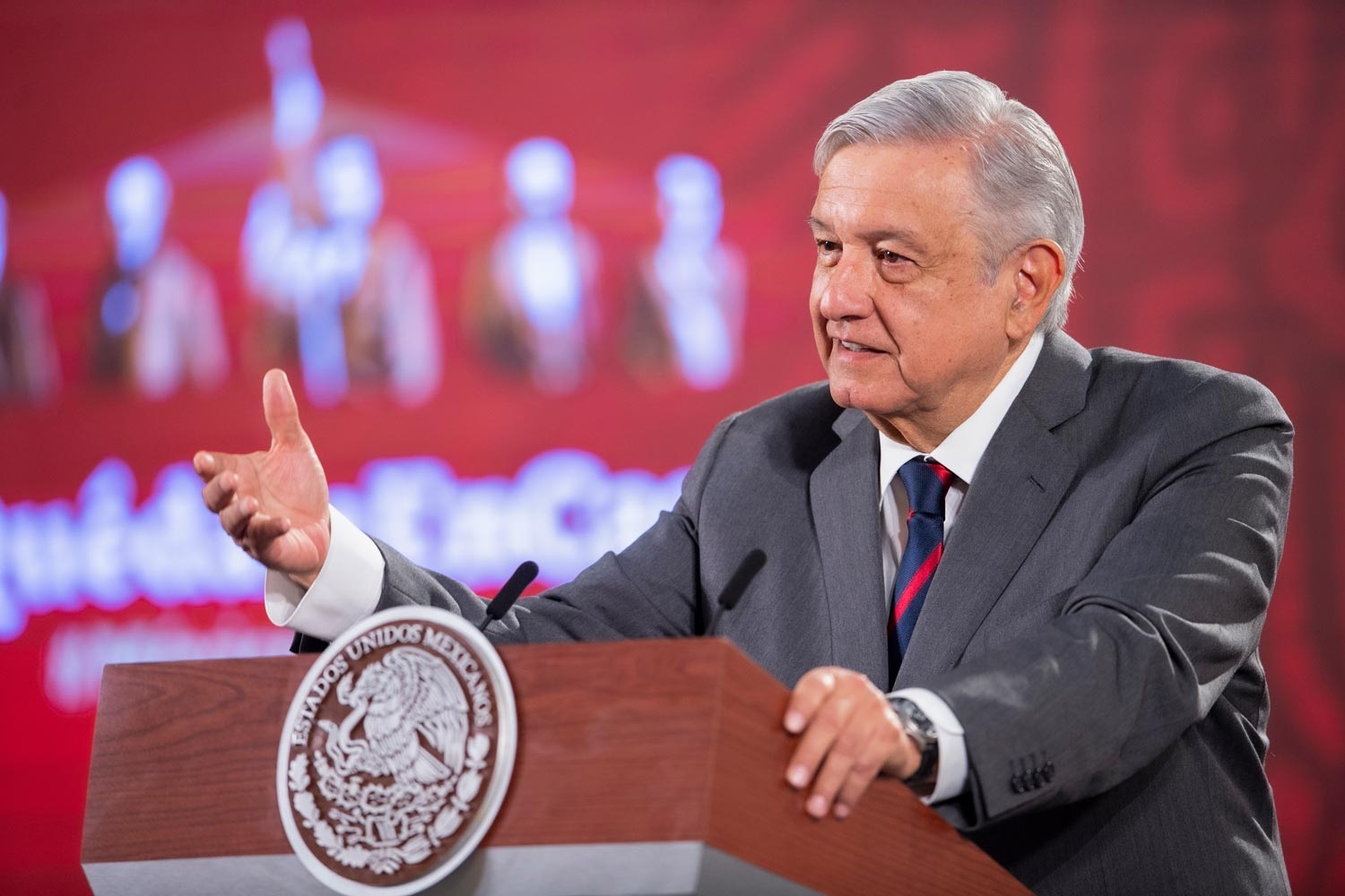 AMLO sobre el dinero que David León entregó a su hermano: 'Eran aportaciones del pueblo'