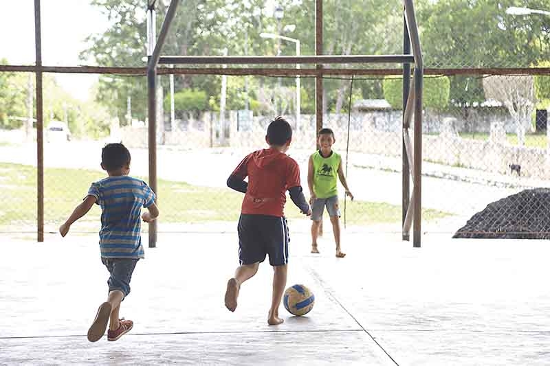 Niños de Cantamayec se esconden de la policía por una "cascarita" de fútbol