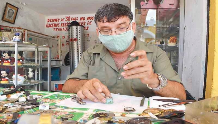 Jesús Mézquita: 35 años reparando relojes en Izamal