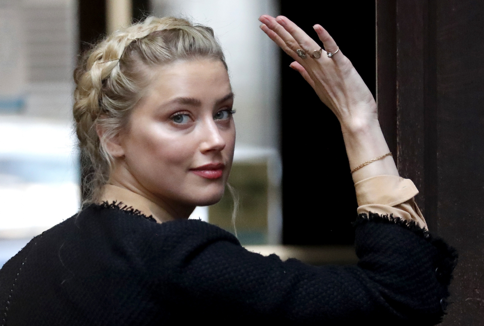 Captan a Amber Heard en una tienda de ropa con descuento en Nueva York: VIDEO
