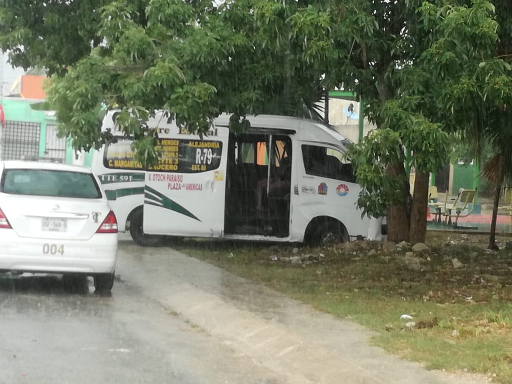 Persigue a ladrones y choca contra árbol en Cancún