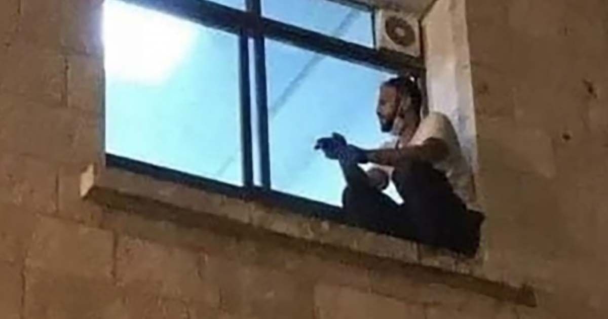 Hombre sube a la ventana del hospital para despedirse de su madre internada por COVID-19