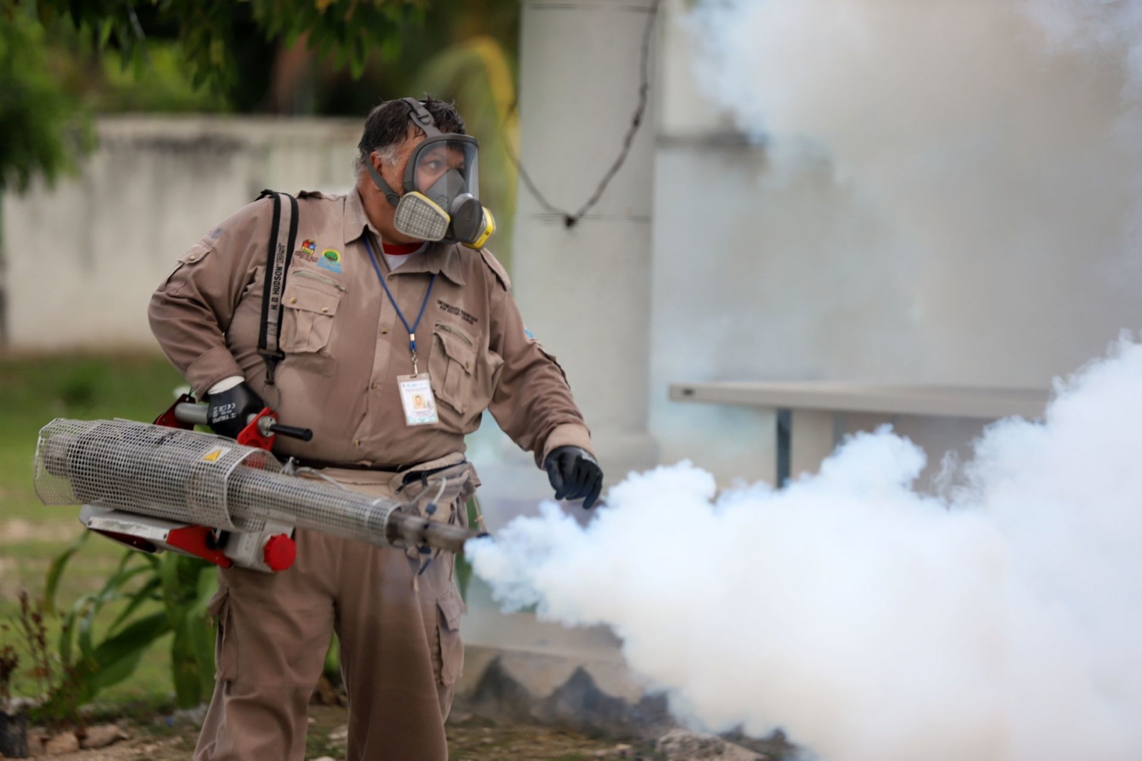 En Cancún, un hombre fumiga para eliminar al mosquito que transmite el dengue (Cuartoscuro)