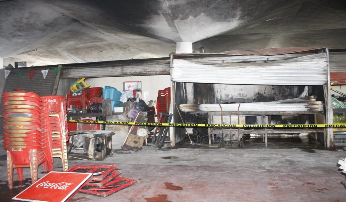 Atienden afectaciones tras incendio en Mercado de Santa Ana