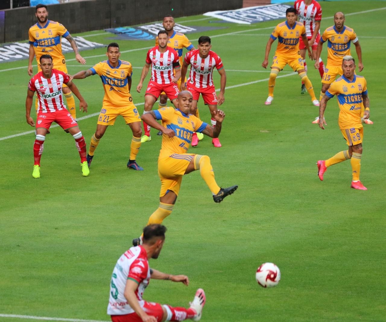 Aficionados de Tigres olvidan la sana distancia y los reciben en Aguascalientes