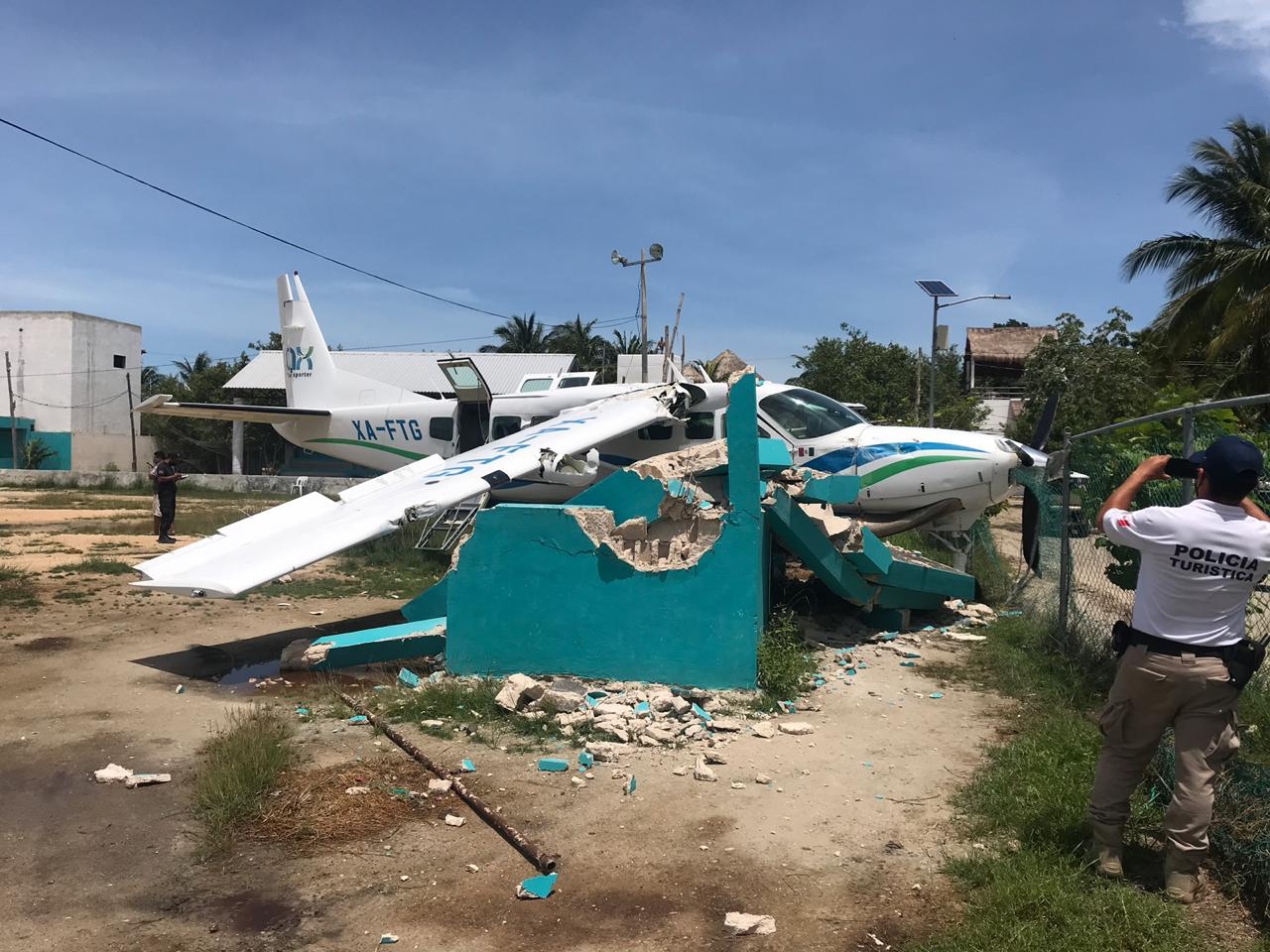 Se estrella avioneta en Holbox en campo deportivo