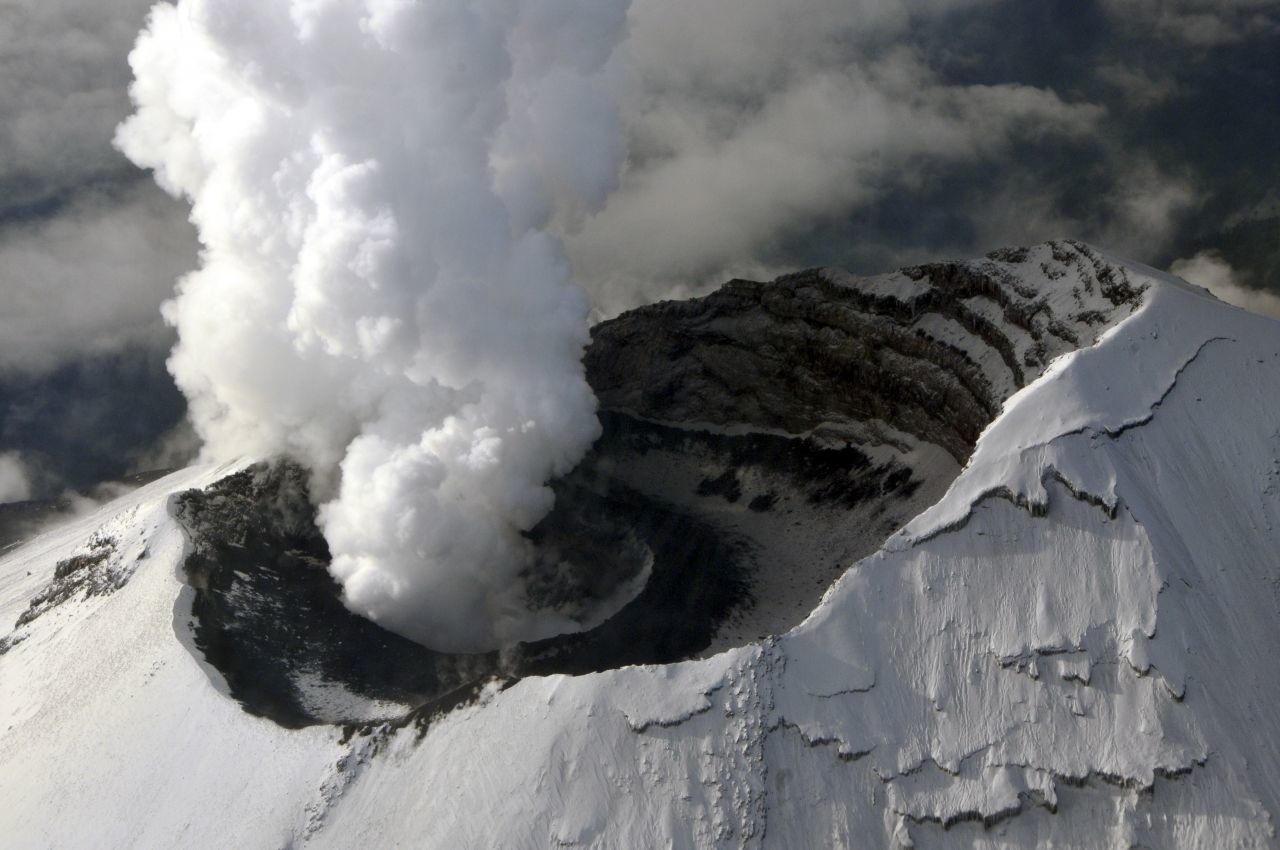 Joven burla seguridad y se graba en el cráter del volcán Popocatépetl: VIDEO