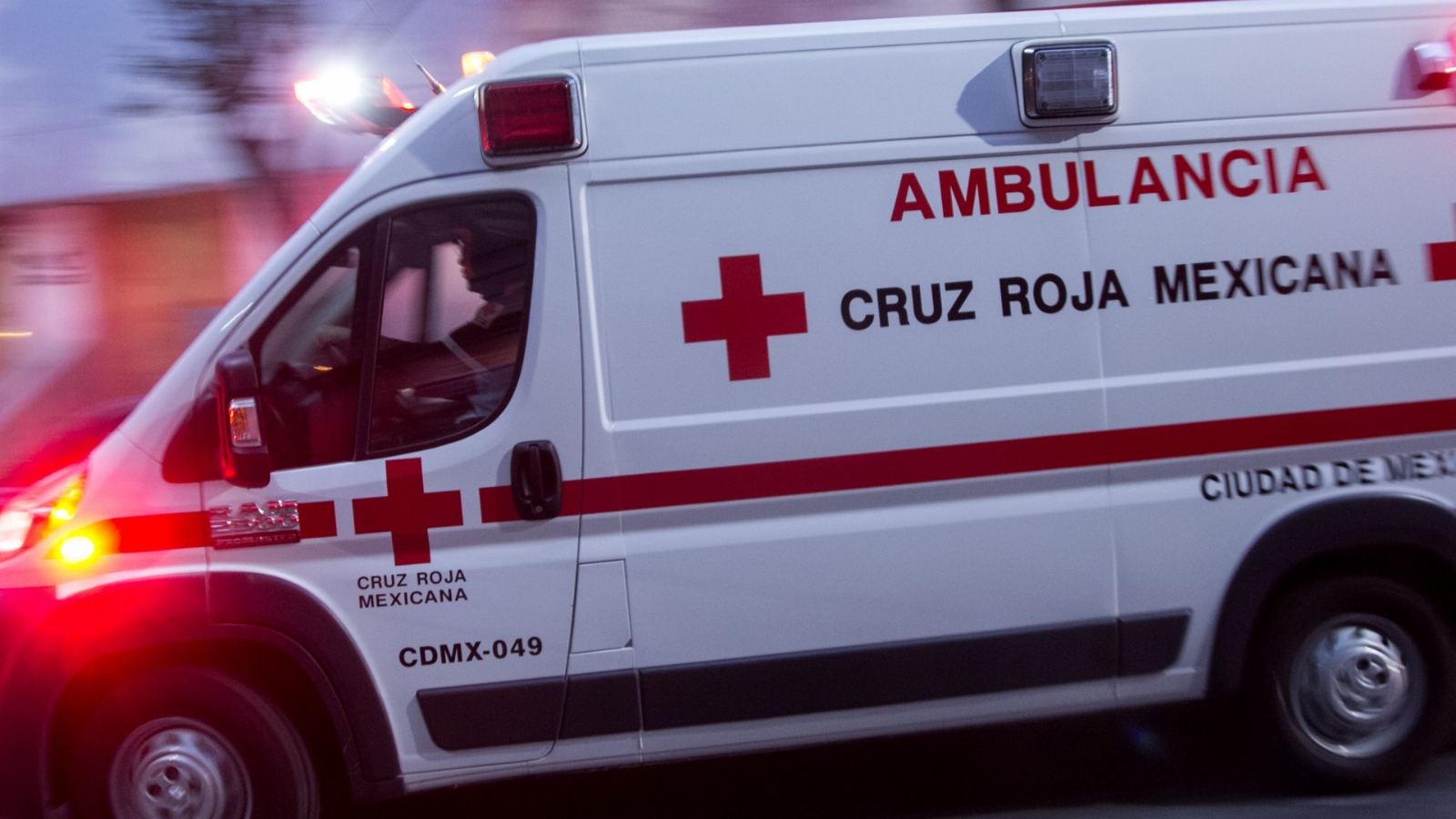 Ambulancia con mujer embarazada a bordo choca en Mérida