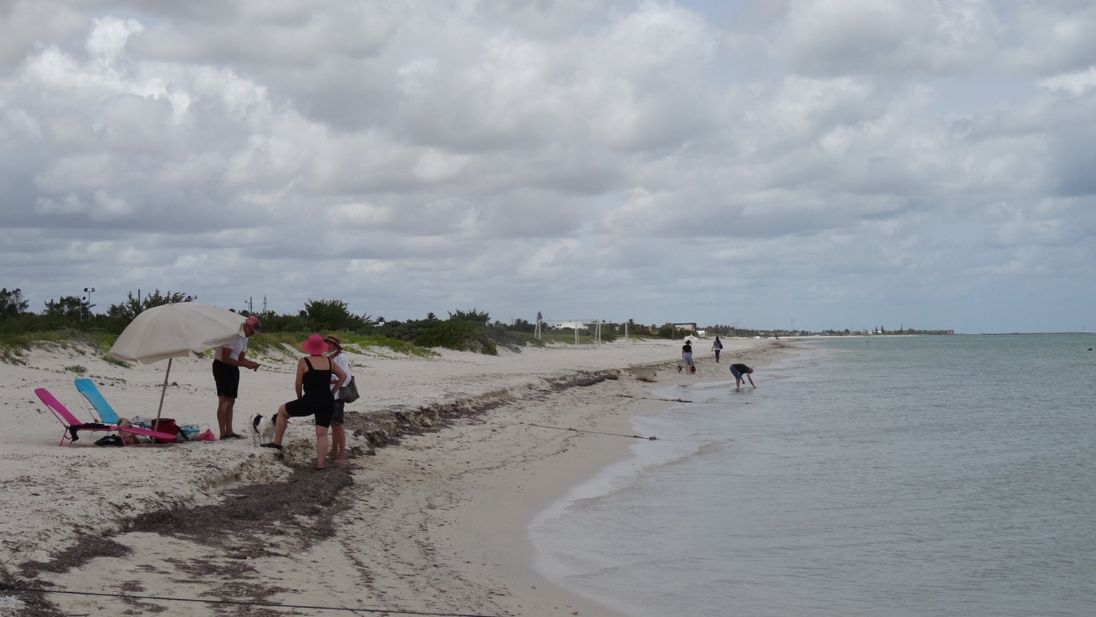 Vacacionistas abarrotan playas de Progreso