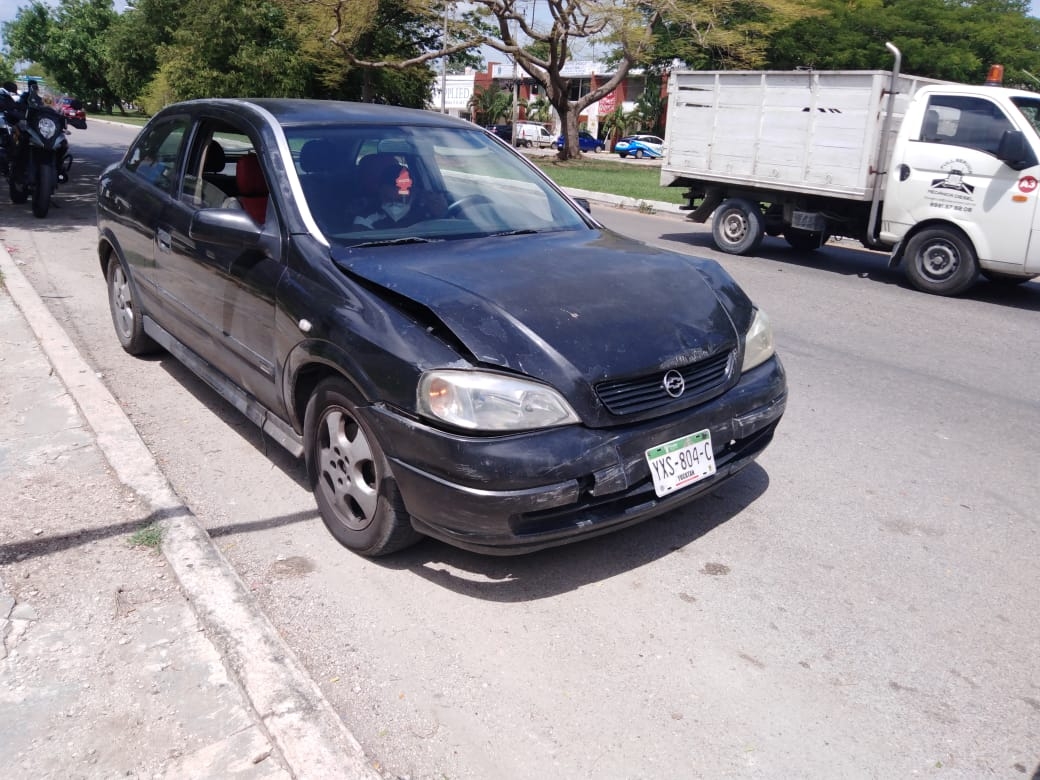 Choque entre dos automovilista deja daños materiales en Mérida