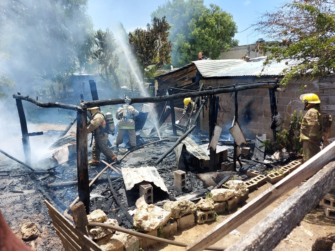 Incendio por corto circuito provoca pérdida de vivienda en Chetumal