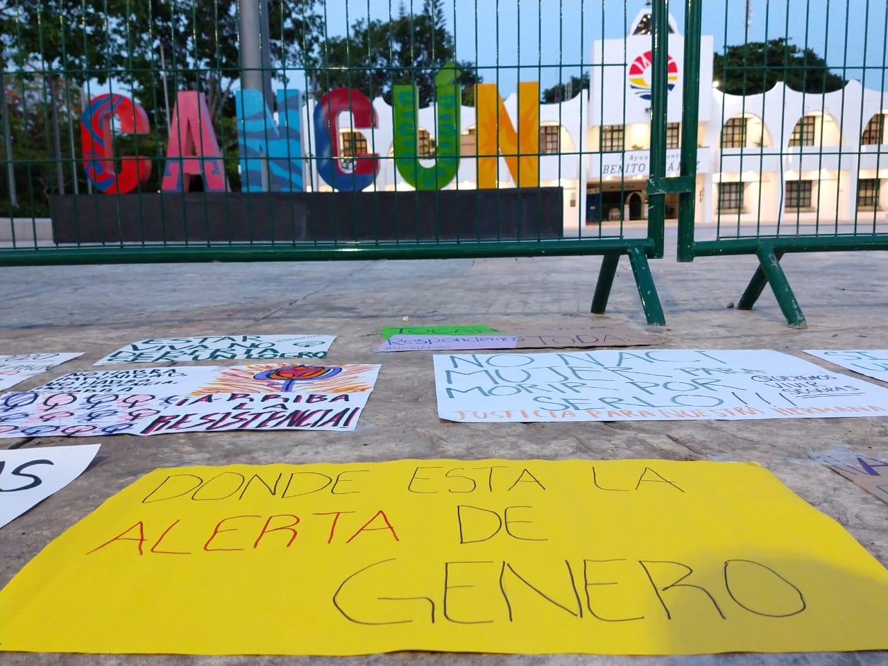 Feministas se manifiestan pacíficamente en el Palacio Municipal de Cancún