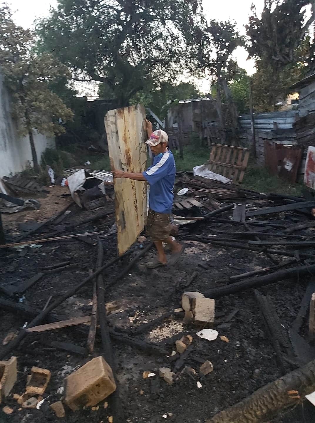 Hombre pide ayuda tras perder todo por un incendio en Chetumal