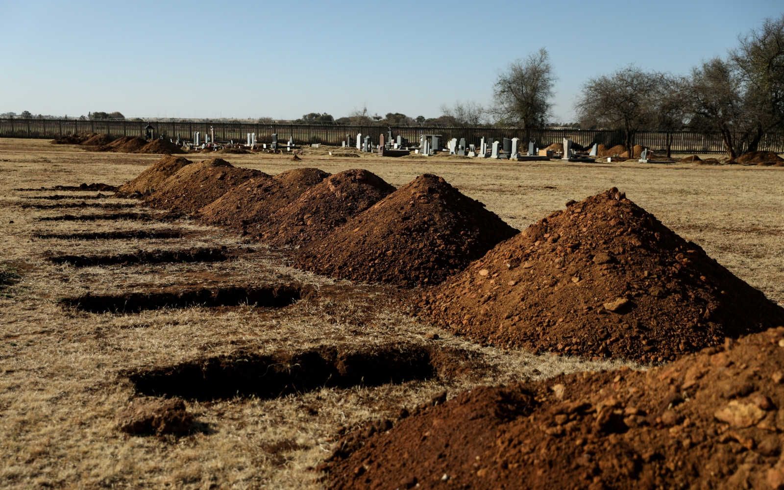 Fosas son cavadas en el cementerio de Honingnestkrans, en Pretoria, en Sudáfrica (Reuters)