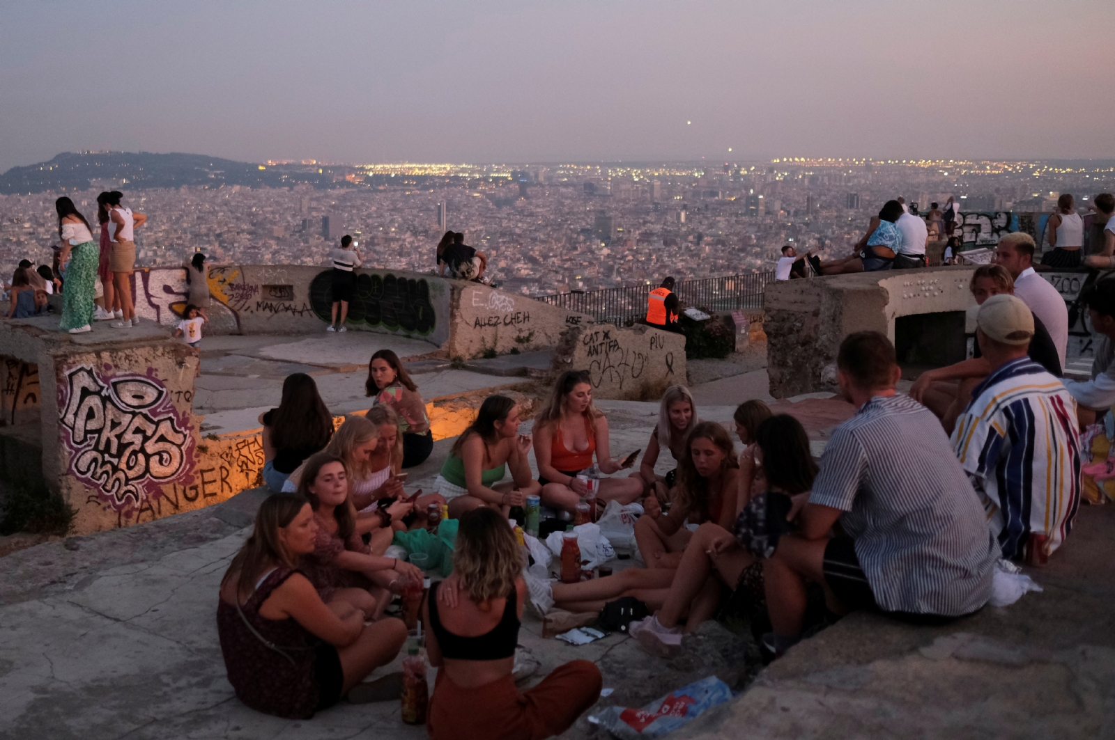 Una práctica cotidiana en Barcelona es que lo jóvenes se reúnan a beber por las noches (Reuters)