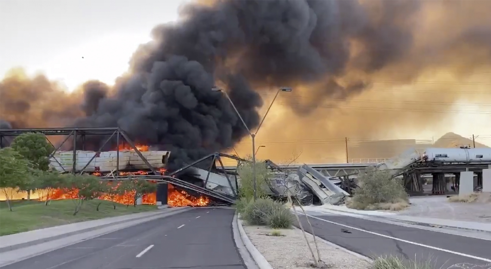 Tras el descarrilamientos, parte del puente envuelto en llamas colapsó (AP)