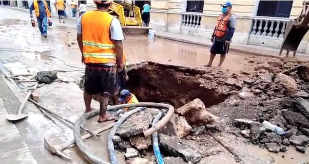 Japay repara fuga en calle del Centro Histórico de Mérida