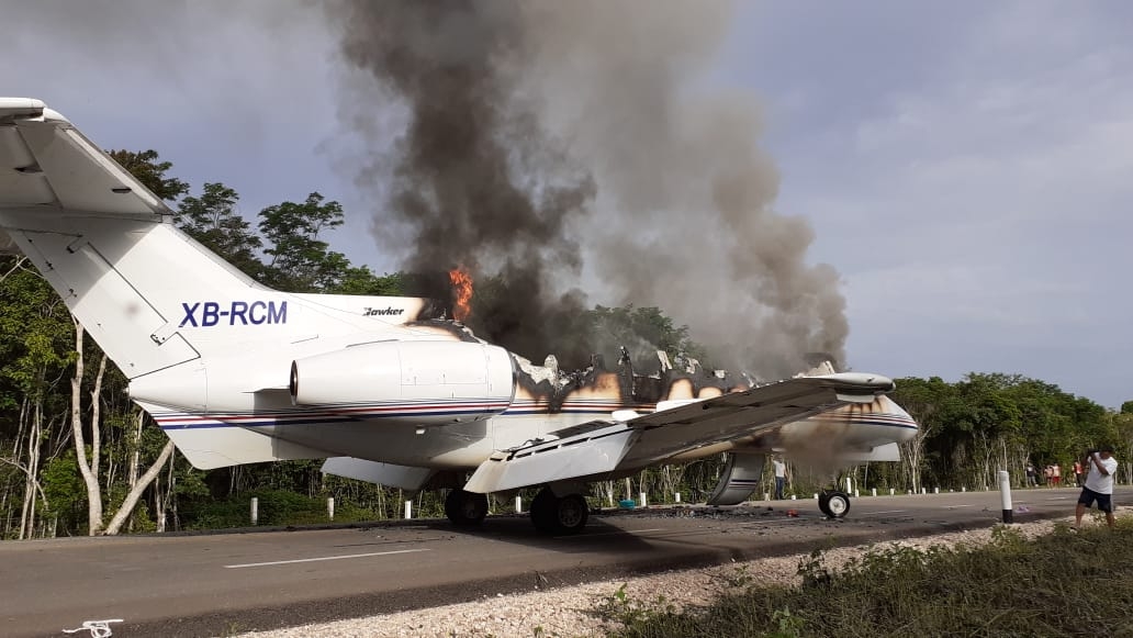 Avioneta aterriza en la carretera y luego la incendian