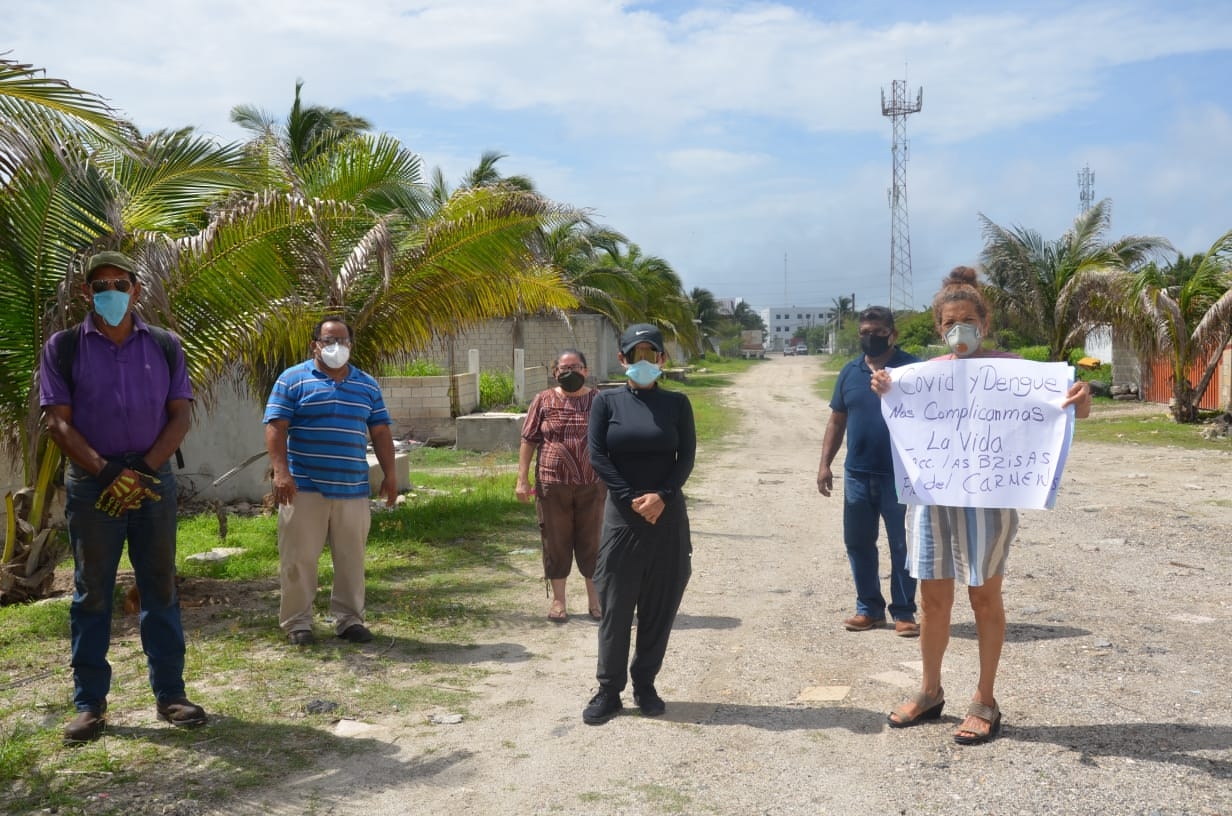 Manifestantes exigen servicios públicos en "Las Brisas"