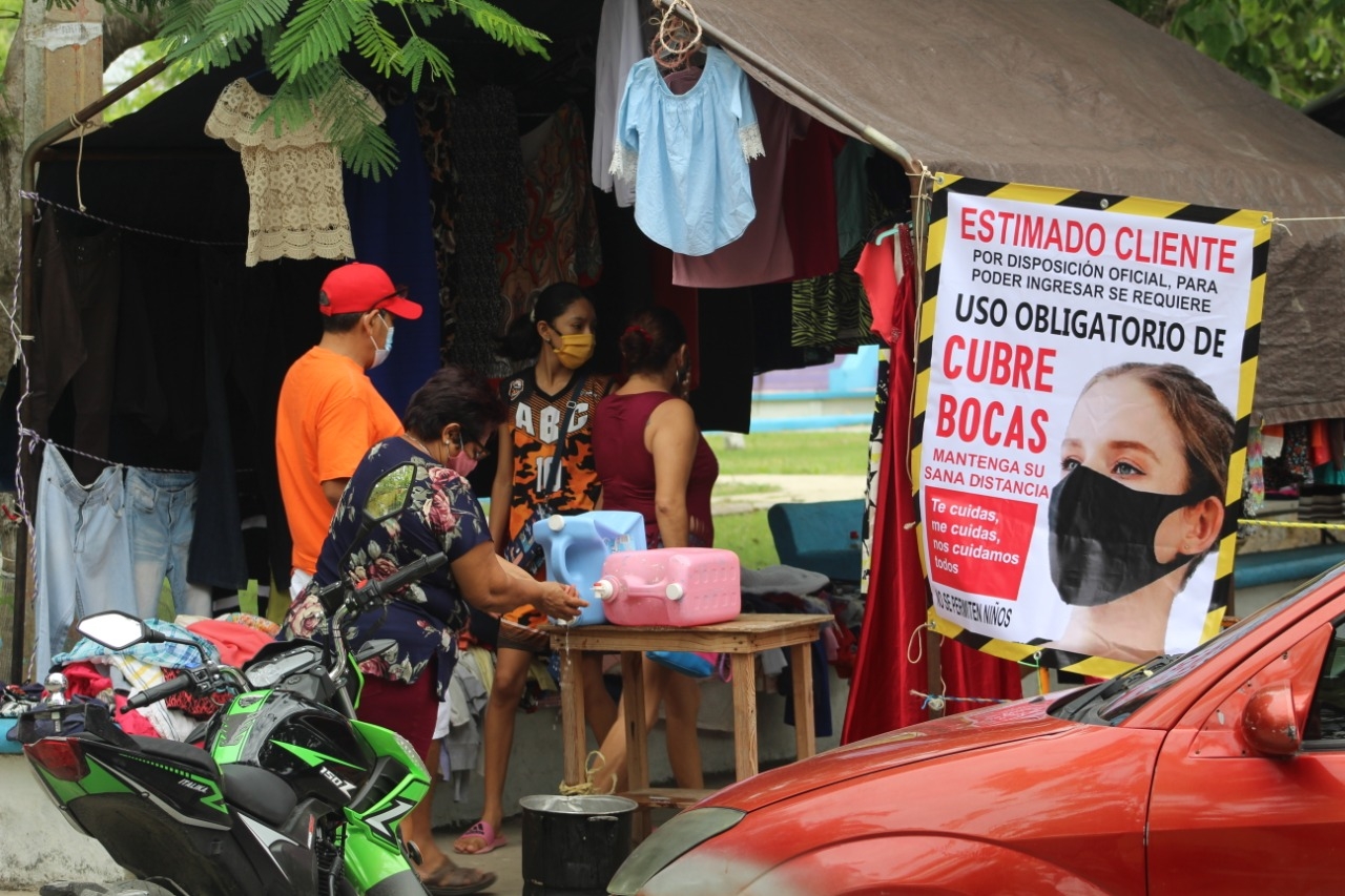 Cumplen tianguistas con medidas sanitarias en Chetumal