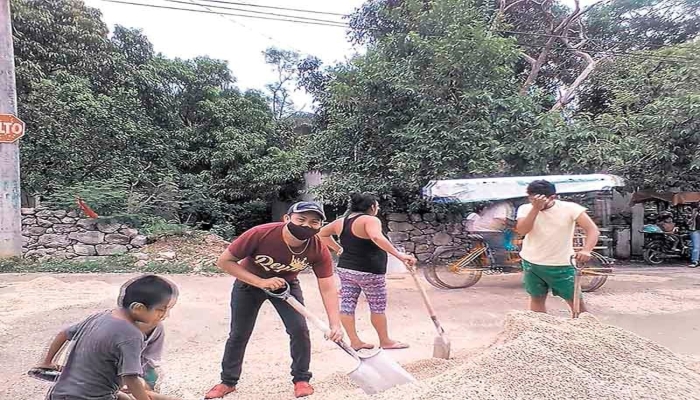 Habitantes de Seyé se unen para reparar baches en la colonia San José