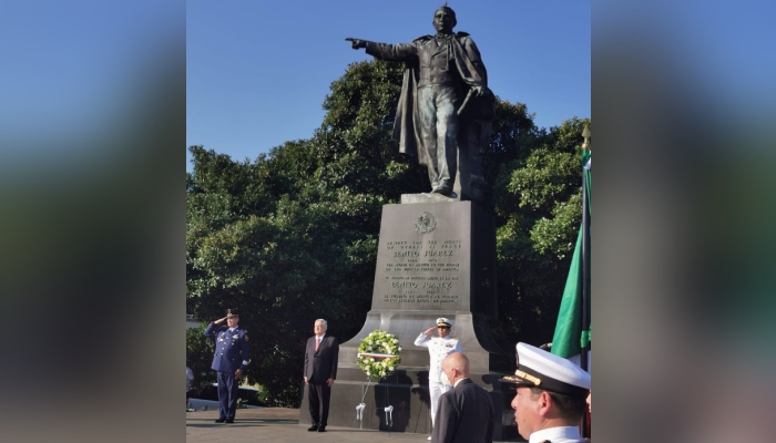 AMLO deposita ofrenda floral en monumento de Benito Juárez en Washington: FOTOS