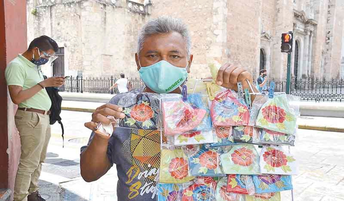 Artesanos y vendedores recorren calles de Mérida sin turistas ni ventas