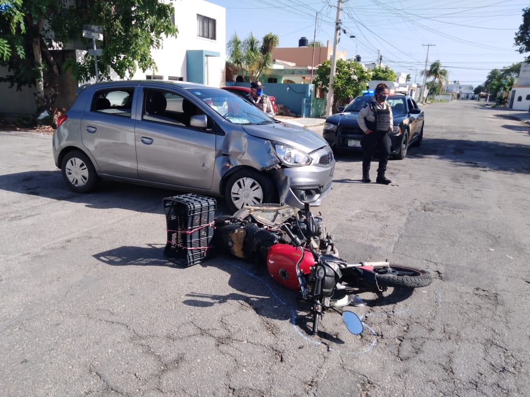 No respeta su alto y fue impactada por un motociclista en Mérida