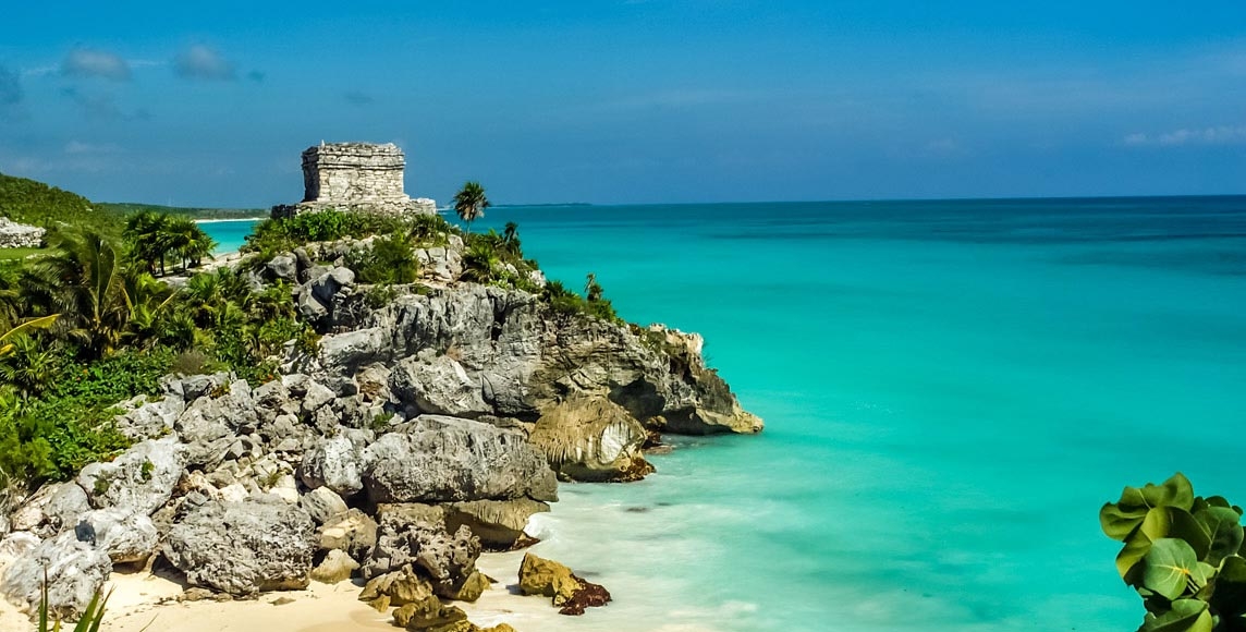 Se encuentra entre la selva de Tulum a 300 metros de la carretera federal 307 Cancún-Chetumal