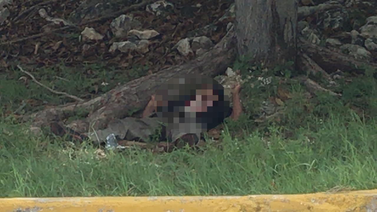 Hallan a hombre sin vida en un camellón de Cancún