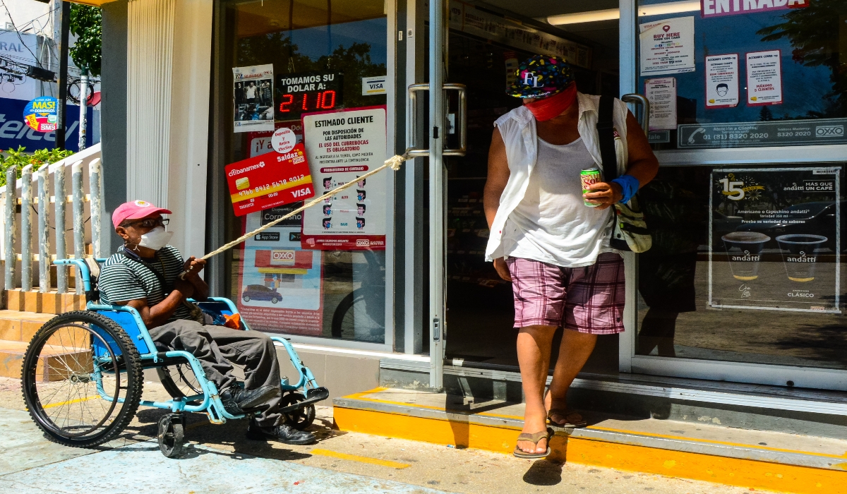 Hombre pide apoyo en Cancún para sobrevivir